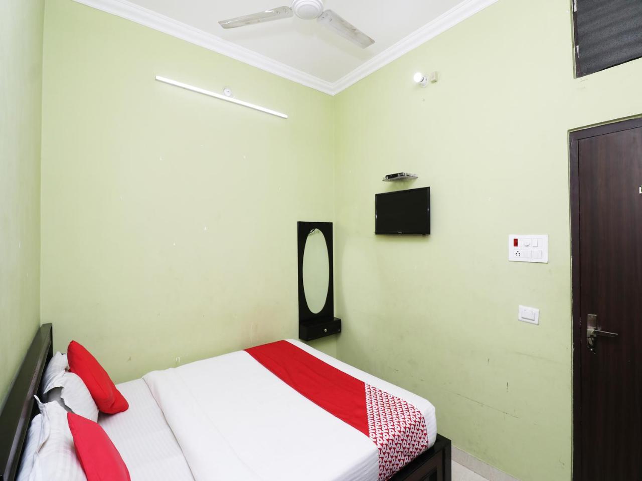 Capital O 11480 Hotel Blue Star Varanasi Eksteriør bilde